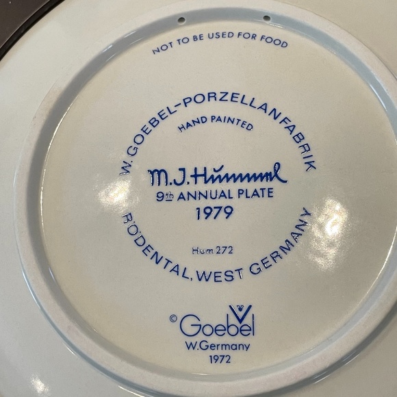 VINTAGE M.J. HUMMEL PLATE 1979 - "Singing Lesson" - Picture 8 of 15